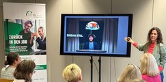 Rita Wüst zeigt auf Bildschirm mit dem Satz "Einsam still"