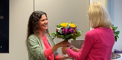 Barbara Winter überreicht Blumenstrauß an Rita Wüst