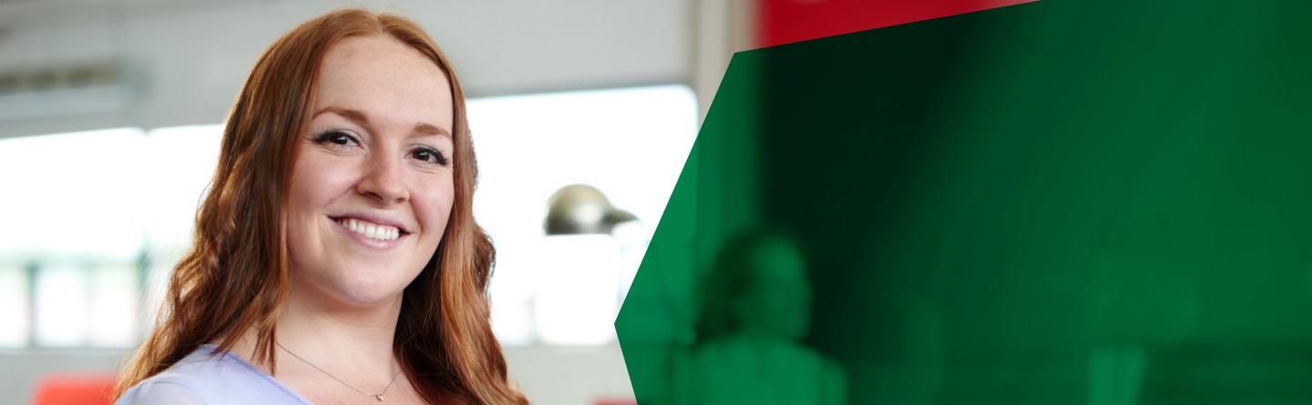Header: Ein Frau mit langen Haaren lächelt in die Kamera.