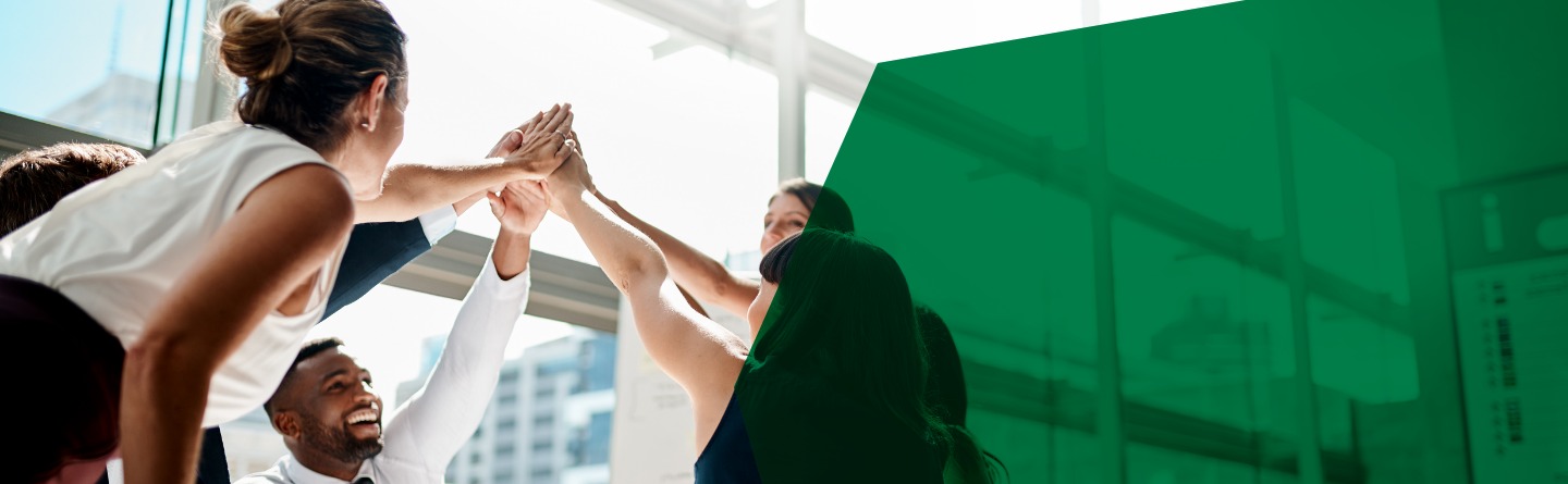 Header: High Five eine Gruppe von mehreren Personen bei einem Meeting.
