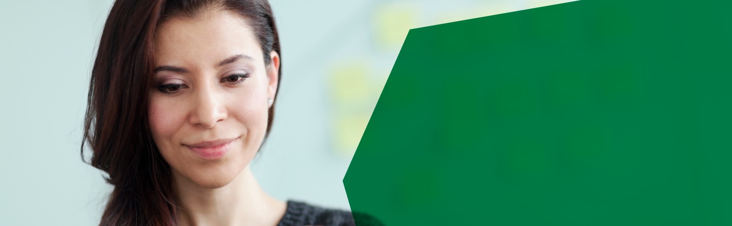 Header: Eine Frau blickt auf ein Tablet. 