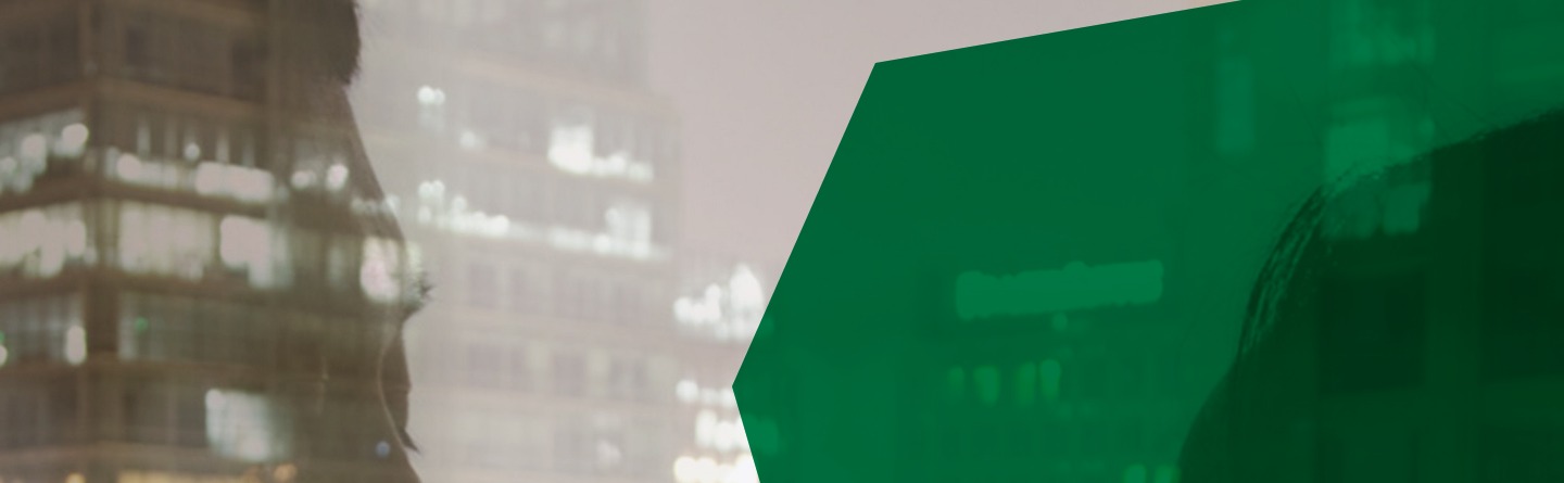 Header: Fensterscheibe in der sich ein Profil spiegelt und eine Hochhausansicht mit beleuchteten Fenstern bei Dunkelheit zeigt.