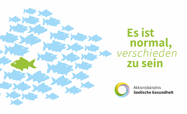 Viele blaue Fische und nur ein grüner, der in die entgegengesetzte Richtung schwimmt