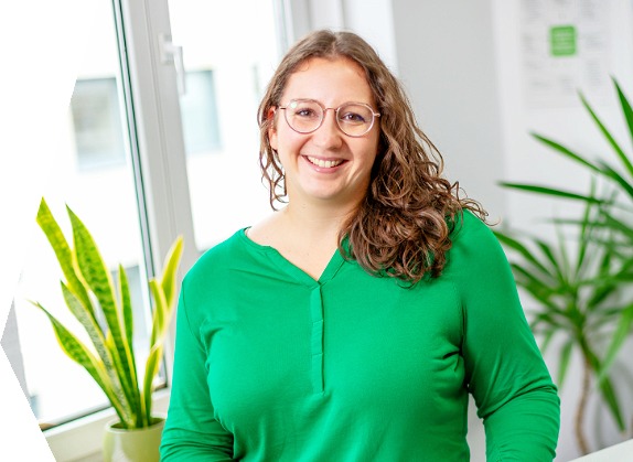 Lächelnde Frau mit grüner Strickjacke
