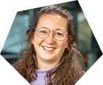 Lächelnde Frau mit Brille und langen braunen Haaren