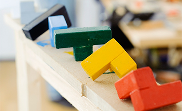 Newsteaserbild: Mehrere bunte Bauklötze in verschiedenen Formen